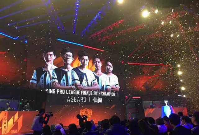 Top Esports 四名玩家跳下并爆炸。 Tarzan 的命运是杀死四个人并击溃 Anyone's Legend 红蓝以赢得第一场比赛。