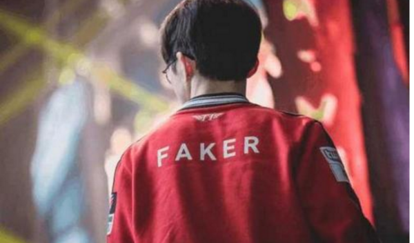LGD Gaming 正式发布了玩家祝福视频：蛇年已经到来， Dragon 和 Phoenix 是吉祥的。